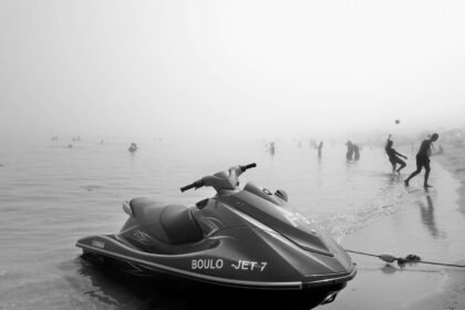 Macron en jet-ski à brégançon : la une de paris match fait polémique Macron en jet-ski à Brégançon : la Une de Paris Match fait polémique