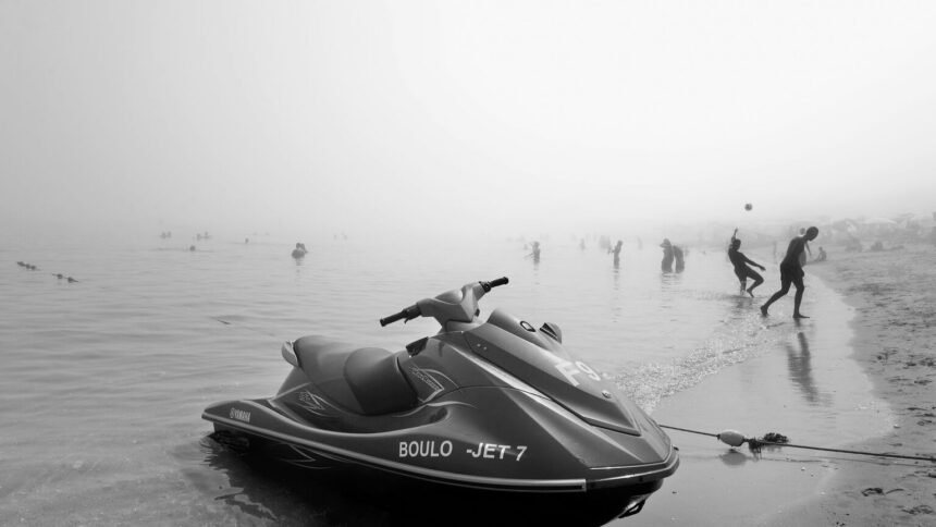 Macron en jet-ski à Brégançon : la Une de Paris Match fait polémique