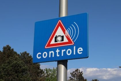 Saint-brieuc : deux radars de la rn12 mis hors service avec des bâches « gj » Saint-Brieuc : deux radars de la RN12 mis hors service avec des bâches « GJ »