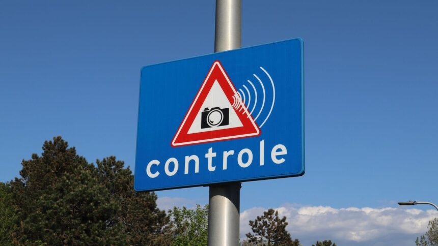 Saint-brieuc : deux radars de la rn12 mis hors service avec des bâches « gj » Saint-Brieuc : deux radars de la RN12 mis hors service avec des bâches « GJ »