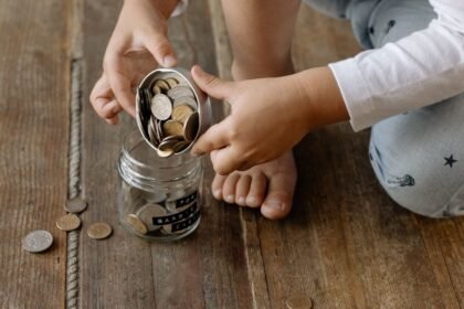 Budget 2027 : familles et syndicats s’alarment de coupes dans les aides
