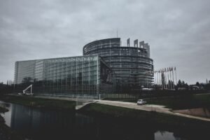 Décès de siim kallas, ex-commissaire européen et père de kaja kallas, à 77 ans canaldocs, tina, ou, lhistoire, turner