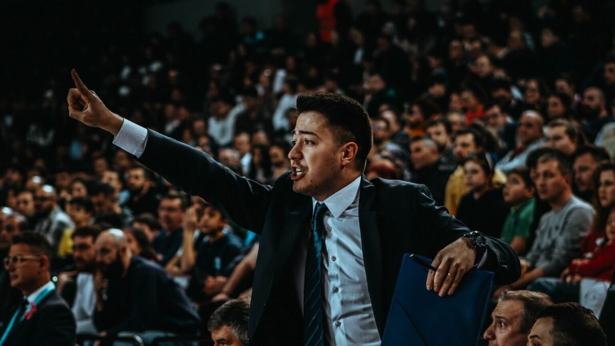 Basket : les Bleus arrachent 91-90 au buzzer face à la Serbie de Jokic