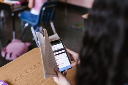 Rentrée 2026 : l&rsquo;interdiction du portable au lycée inquiète les proviseurs
