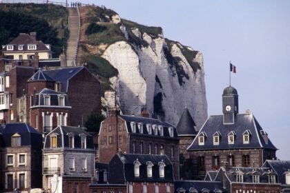 Sassetot-le-Mauconduit : 200 habitants exigent la démission du maire condamné pour pédopornographie