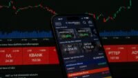 Cac 40 : nouveau record absolu à 8 694 points, la bourse de paris au sommet voiture volée Macron