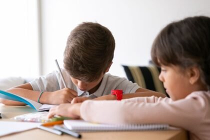 Saint-Denis : Bally Bagayoko instaure la gratuité des fournitures scolaires