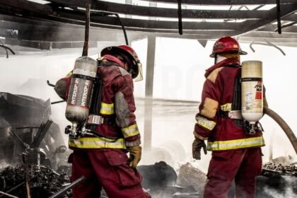 Vannes : violent incendie dans un entrepôt, 70 personnes évacuées Vannes : violent incendie dans un entrepôt, 70 personnes évacuées