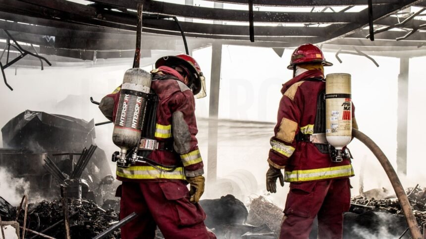 Vannes : violent incendie dans un entrepôt, 70 personnes évacuées Vannes : violent incendie dans un entrepôt, 70 personnes évacuées