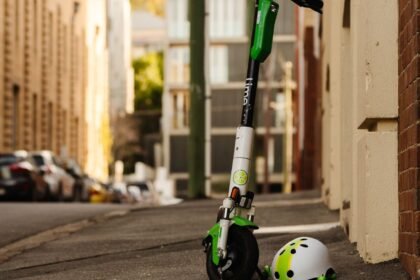 Trottinettes électriques : casque et gilet réfléchissant obligatoires à Paris dès ce samedi