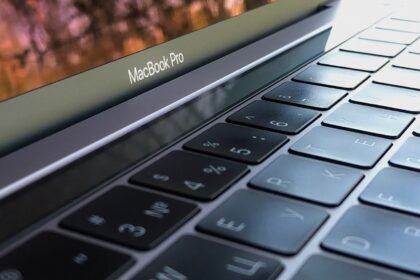 Apple : iPhone pliable, robot et Home Hub fuitent via macOS Tahoe