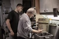 Apprentissage : le gouvernement presse les entreprises d'embaucher des jeunes