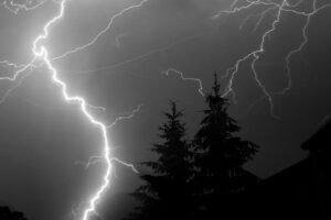 Après Pomas, Météo-France annonce de nouveaux orages et tornades jusqu'à jeudi
