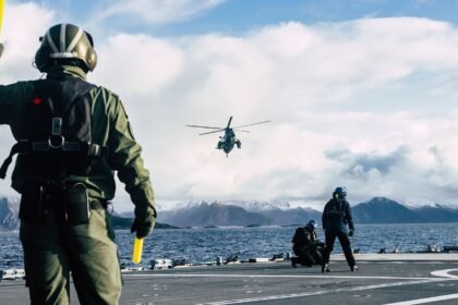Salon-de-provence : un avion militaire se pose en urgence sur une route nationale Salon-de-Provence : un avion militaire se pose en urgence sur une route nationale
