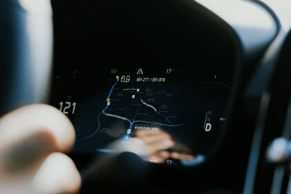 BMW diffuse une pub Spider-Man sur les écrans de ses voitures, la colère monte