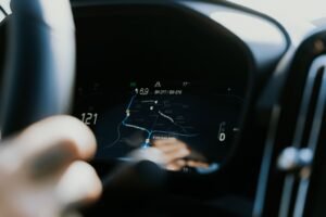 BMW diffuse une pub Spider-Man sur les écrans de ses voitures, la colère monte