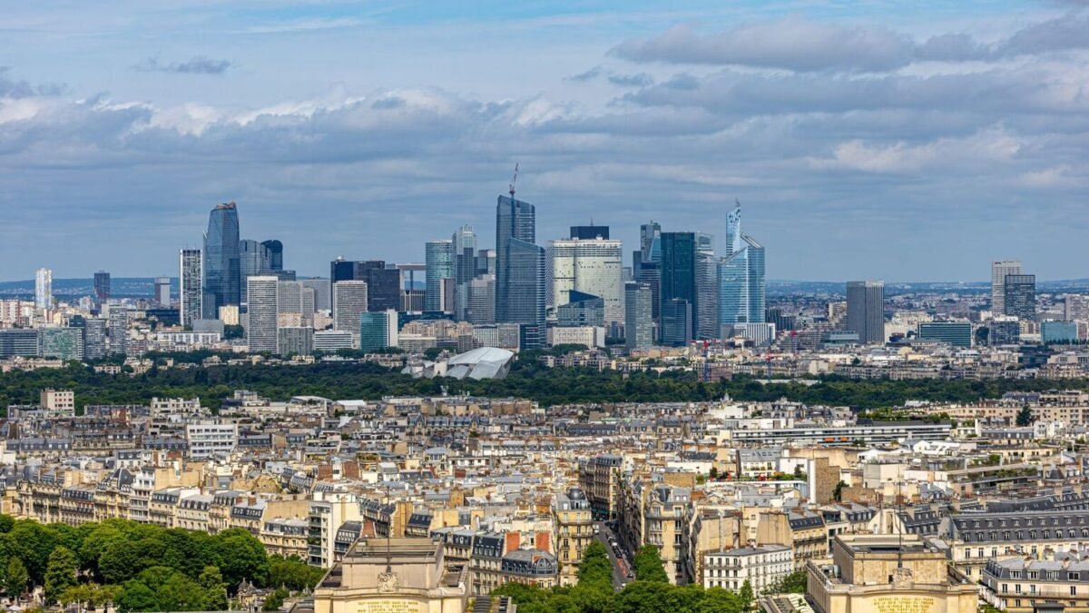 CAC 40 : la Bourse de Paris grimpe, portée par la chute du pétrole