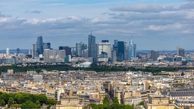 CAC 40 : la Bourse de Paris grimpe, portée par la chute du pétrole