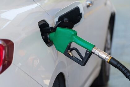 Carburants : l'essence repasse sous les 2 euros, le gazole résiste Carburants : l’essence repasse sous les 2 euros, le gazole résiste