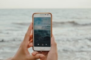 Cette arnaque dopée à l'IA cible les photos de vacances postées en ligne