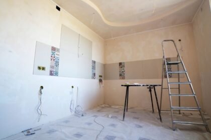 Chantiers inachevés : quand la faillite de l&rsquo;artisan piège les particuliers