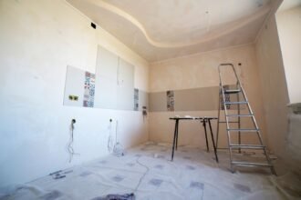 Chantiers inachevés : quand la faillite de l'artisan piège les particuliers