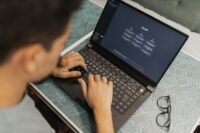ChatGPT pour ados : OpenAI muscle le contrôle parental dès 13 ans