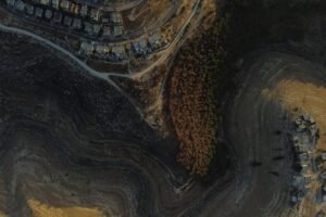 Cisjordanie : des colons israéliens attaquent le village assiégé de Qusra