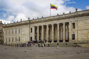 Colombie : Abelardo de la Espriella investi président, rupture avec Petro