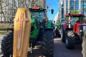 Deux-sèvres : la rave-party d'aubigny évacuée après le siège des agriculteurs Deux-Sèvres : la rave-party d'Aubigny évacuée après le siège des agriculteurs