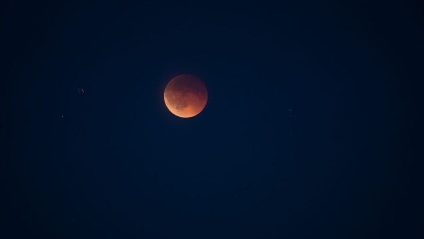 Éclipse lunaire vendredi : la Lune rousse visible avant l&rsquo;aube en France