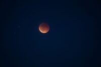 Éclipse lunaire vendredi : la Lune rousse visible avant l'aube en France