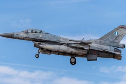 L&rsquo;armée américaine fait voler un F-16 de chasse entièrement piloté par une IA