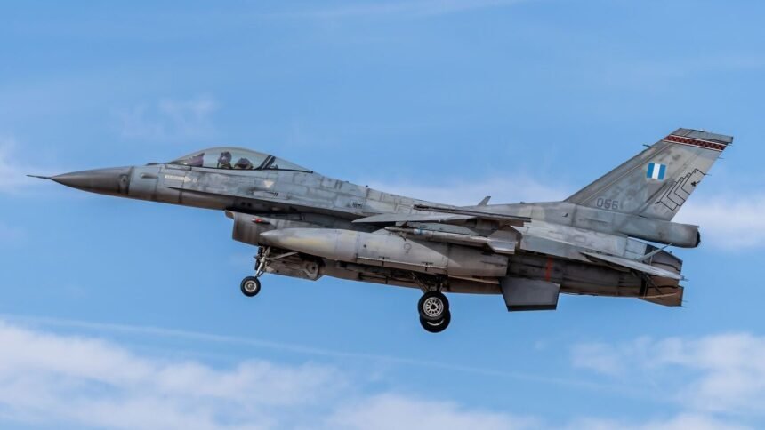 L'armée américaine fait voler un f-16 de chasse entièrement piloté par une ia L’armée américaine fait voler un F-16 de chasse entièrement piloté par une IA