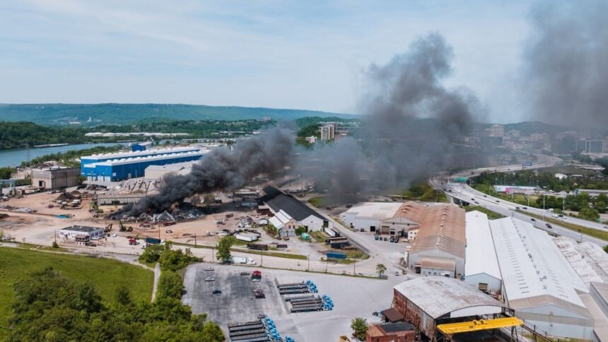 Incendie seveso à gandrange : 30 000 habitants confinés en moselle Incendie Seveso à Gandrange : 30 000 habitants confinés en Moselle