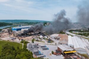 Incendie seveso à gandrange : 30 000 habitants confinés en moselle Incendie Seveso à Gandrange : 30 000 habitants confinés en Moselle
