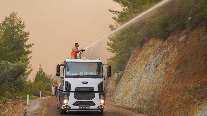 Incendie près de carcassonne : le feu fixé, 150 évacués, a61 coupée Incendie près de Carcassonne : le feu fixé, 150 évacués, A61 coupée
