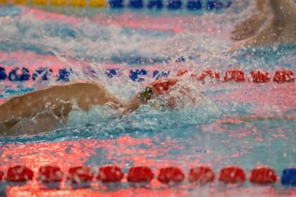 Léon Marchand décroche l&rsquo;or du 400 m nage libre et bat le record de France