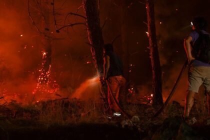 Luglon : le feu franchit les 1 300 hectares, deux pompiers blessés Luglon : le feu franchit les 1 300 hectares, deux pompiers blessés
