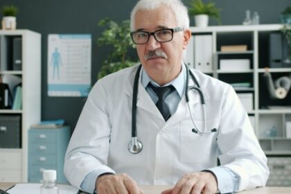 Mutuelles : les retraités face à une hausse de 4 à 8 % en 2027 Mutuelles : les retraités face à une hausse de 4 à 8 % en 2027