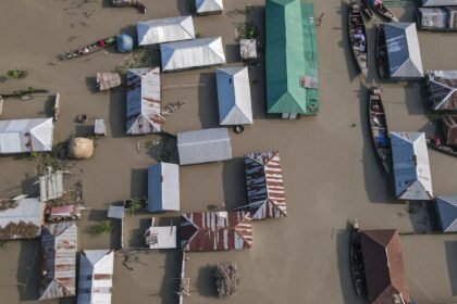 Népal : au moins 17 morts et 384 touristes disparus après des crues soudaines