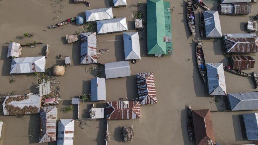 Népal : au moins 17 morts et 384 touristes disparus après des crues soudaines Népal : au moins 17 morts et 384 touristes disparus après des crues soudaines