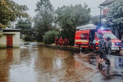 Népal : nouvelle alerte aux crues, le bilan dépasse 690 morts Népal : nouvelle alerte aux crues, le bilan dépasse 690 morts