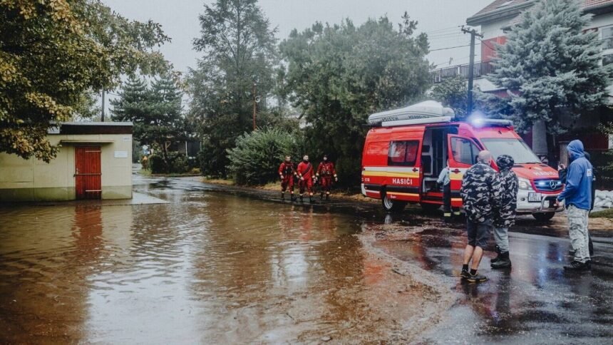 Népal : nouvelle alerte aux crues, le bilan dépasse 690 morts Népal : nouvelle alerte aux crues, le bilan dépasse 690 morts