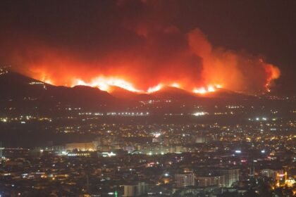 Nevada : le hawk fire pousse plus de 90 000 personnes à évacuer près de reno Nevada : le Hawk Fire pousse plus de 90 000 personnes à évacuer près de Reno