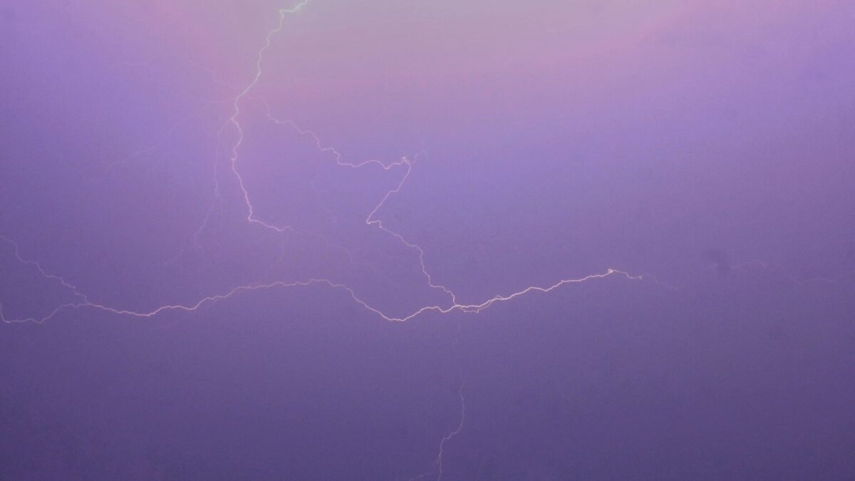 Grêle, tornades et rafales : un vaste orage frappe la France ce jeudi