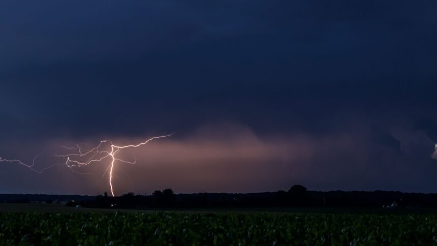 Orages et rafales à 100 km/h : 12 départements de l&rsquo;Ouest sous alerte orange