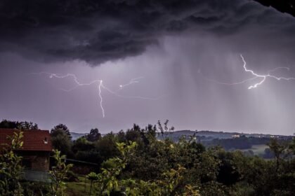 Grêle, vent à 100 km/h : douze départements de l'ouest en alerte orange ce soir Grêle, vent à 100 km/h : douze départements de l’Ouest en alerte orange ce soir