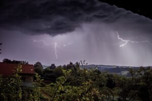 Grêle, vent à 100 km/h : douze départements de l'ouest en alerte orange ce soir Grêle, vent à 100 km/h : douze départements de l'Ouest en alerte orange ce soir