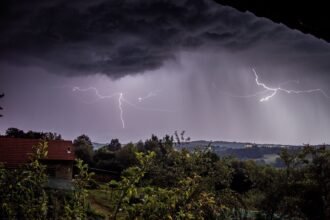 Grêle, vent à 100 km/h : douze départements de l'Ouest en alerte orange ce soir